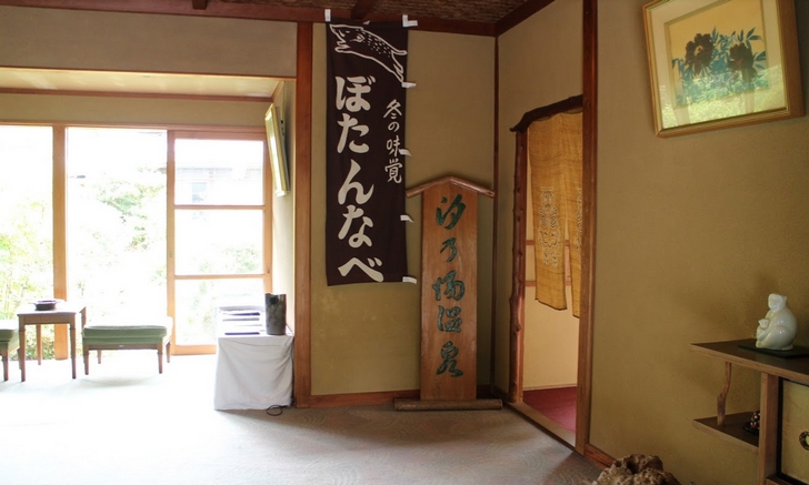 入って右かと思ったら、まさかの左に温泉