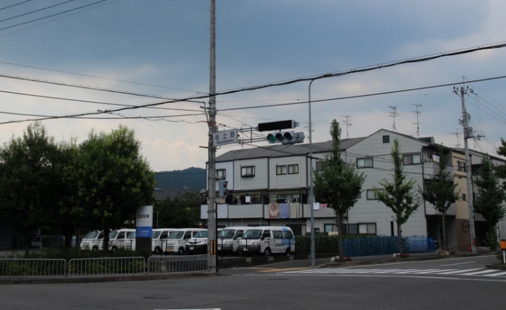 京都・桂上野（かつらかみの）の交差点にある信号
