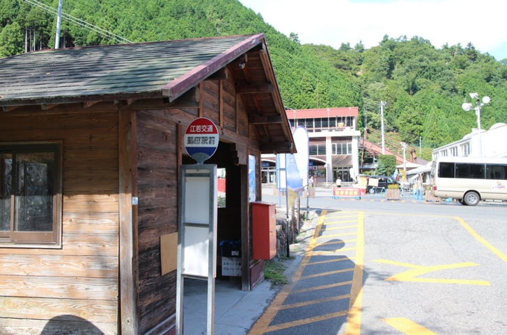 山麓駅のバス停の裏に駐輪場があります