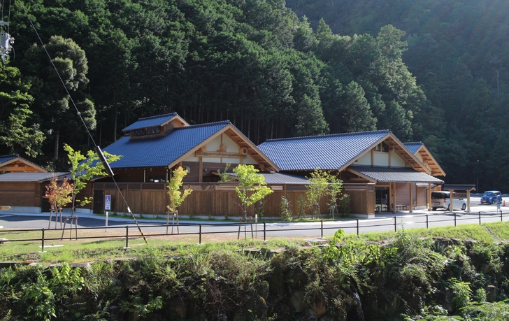 木でできたバンガロー風の天然温泉施設