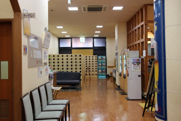1階は受付と食事処、2階には広い休憩室があります