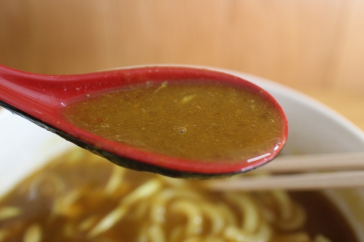 スープは粘度のある甘いスープで結構スパイシーです
