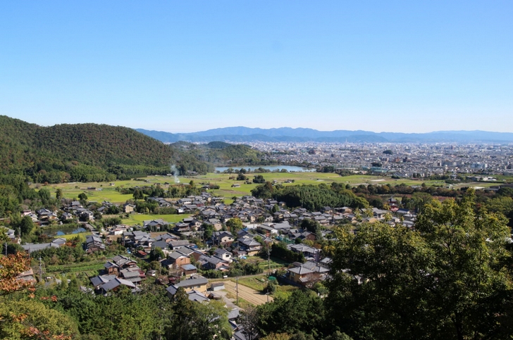 嵯峨天皇陵 広沢池や北嵯峨を一望できる紅葉スポット