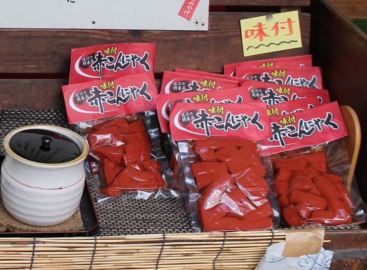 赤こんにゃく 三二酸化鉄で赤く着色したこんにゃくで近江八幡の郷土料理です