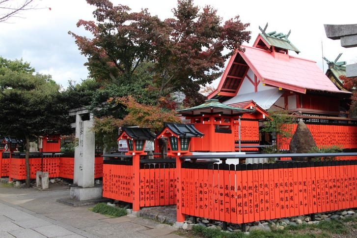 京都の車折神社（くるまざきじんじゃ）でジャニーズの玉垣を見に行ってみました