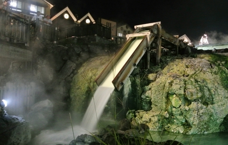 草津温泉の名物といえば「湯畑・湯もみ・温泉まんじゅう」(写真は湯畑)
