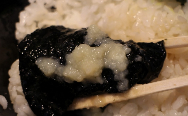 家系では海苔をスープに浸してニンニクとライスを巻いて食べる!
