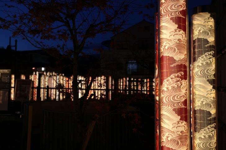 寒く薄暗い京都の闇に光るこれはなに？