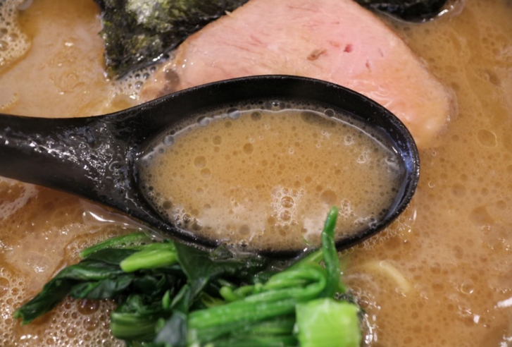 スープはざらつきのある濃いめになっていました