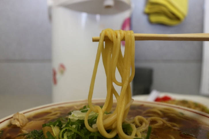 麺は細めのストレートでプニプニした食感が特徴