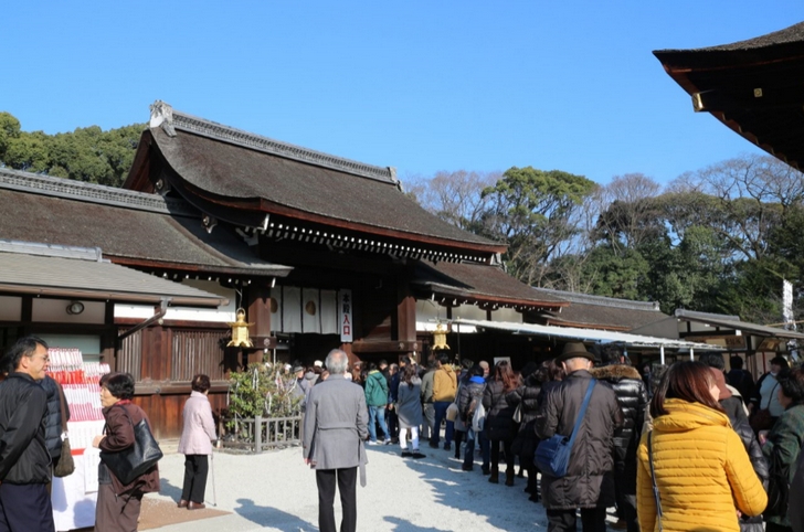 下鴨神社（京都市左京区）社殿前、この行列が参道から続いています