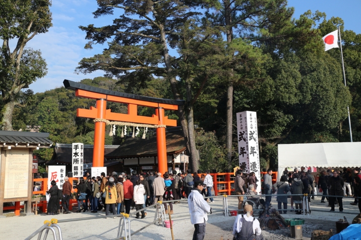 上賀茂神社、社殿手前の二の鳥居、行列ができてもこの先に少しだけです