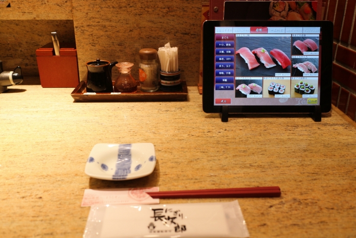 カウンターで食べました。注文はタブレットでも口頭でも目の前で廻っているお寿司を取るのでも大丈夫です