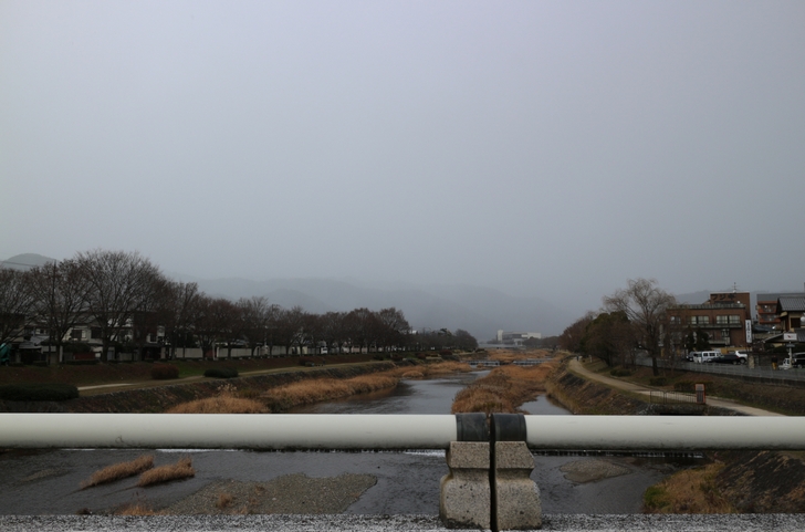 京都・上賀茂の鴨川から北を望んだ風景 吹雪いてそうです
