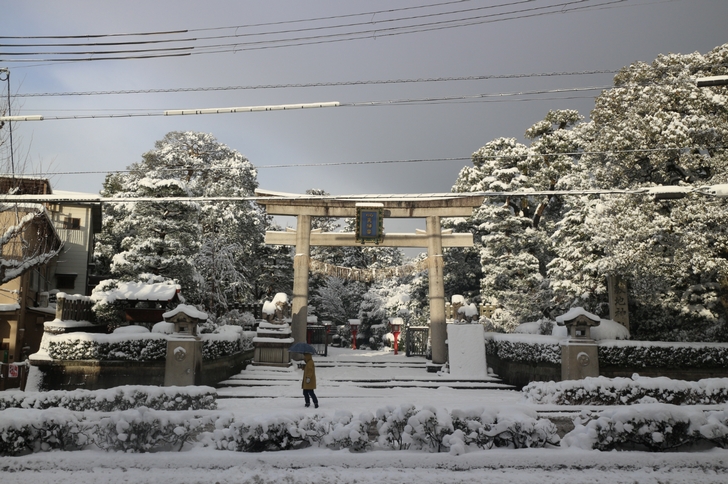 京都・わら天神前 西大路通は他の通りよりも除雪が少なく走りづらいとの声も