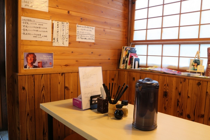 テーブル2席にカウンターの小さなお店です