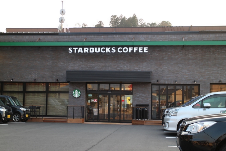 国道9号側から見た「スターバックス福知山AVIX店」
