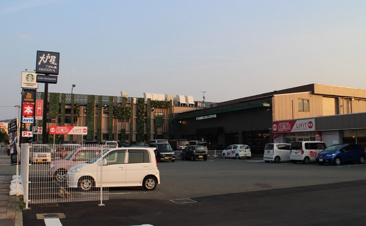 国道側は駐車場が狭いのですが、裏に大きな駐車場がいくつもありました
