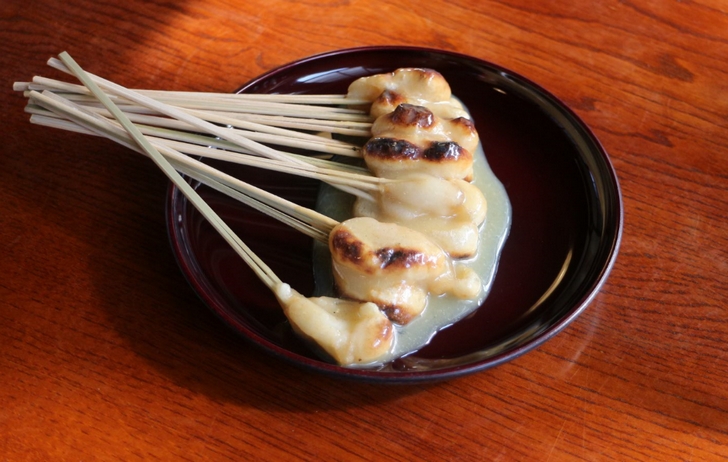 竹串の先についたお餅を食べるようになっています