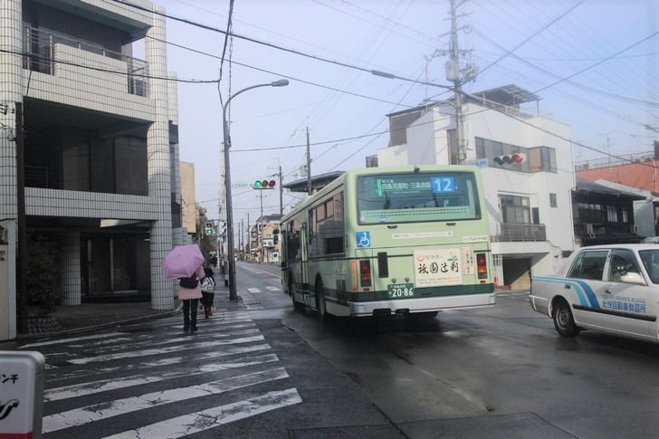 金閣寺へ向かう京都市バス12系統（左右の道は「氷室道」）
