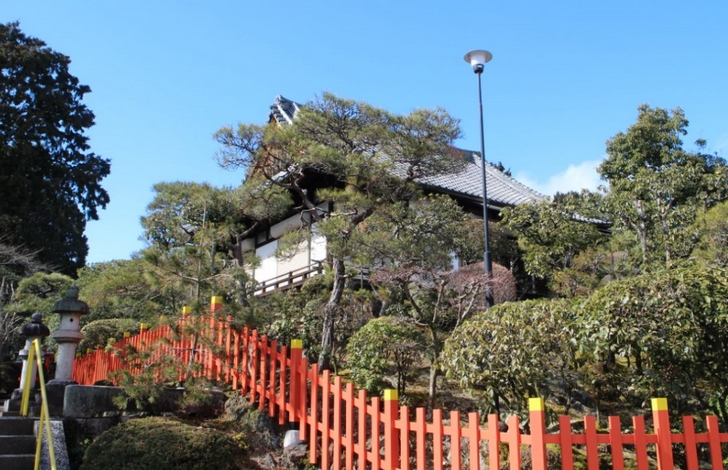 船岡山の山頂にある「建勲神社」