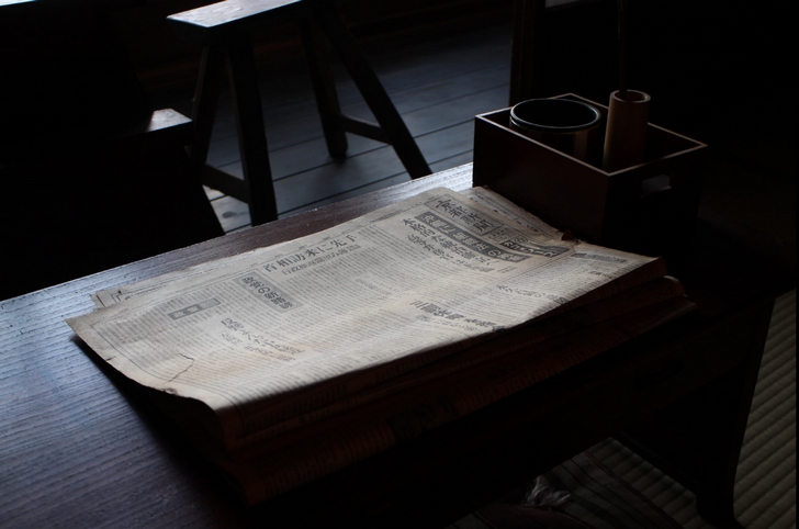 書斎には昭和30年代くらいの「京都新聞」がありました