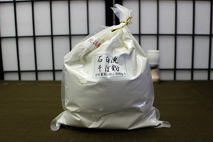 京都・聖護院で大正10年に創業した「河村製粉」の高級そば粉を使用