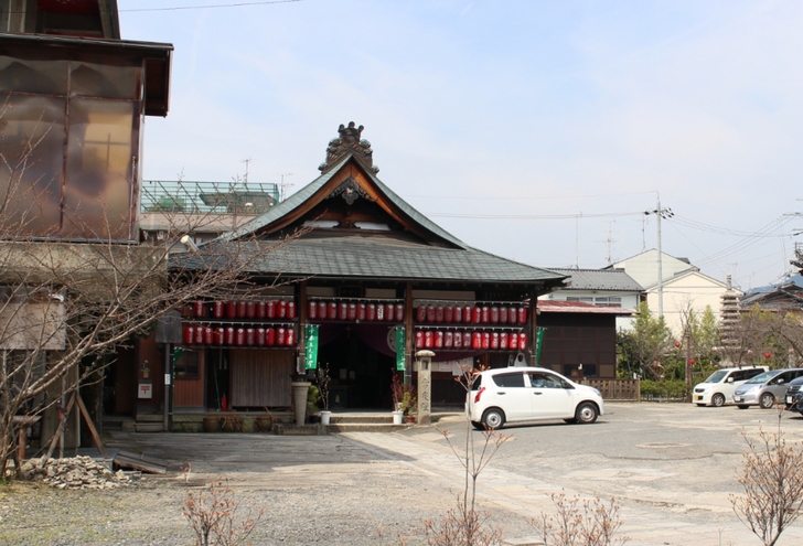 京都の上千本商店街にあるちょっとくたびれたお寺