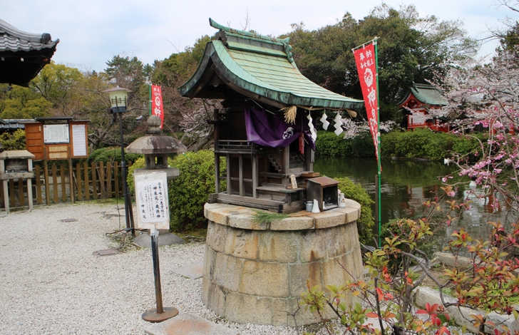 日本で唯一の回転する神社「恵方社」