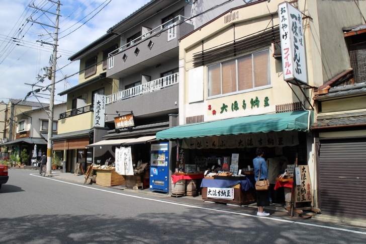 京都・大徳寺の門前には「大徳寺納豆」を掲げるお店がいくつもあります