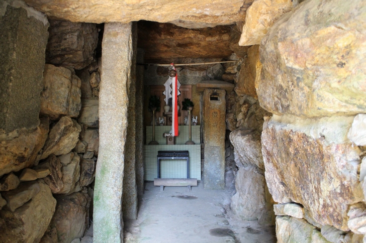 石室は小さめで祭壇が置かれていました