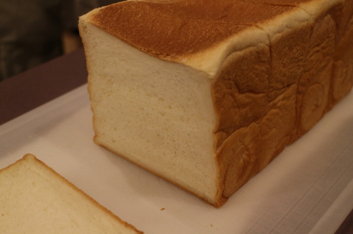 パンはきめ細かく密度の高いものです