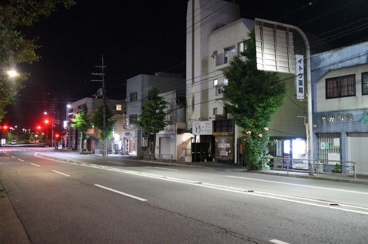 ぼんやりと薄暗い京都「花園駅」前