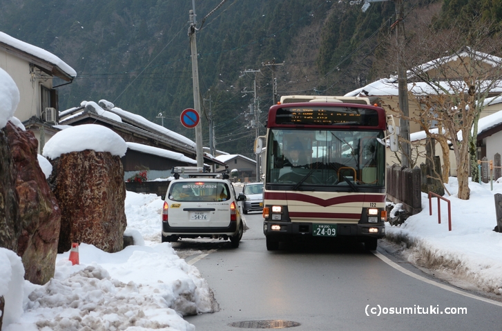 京都バスの離合風景