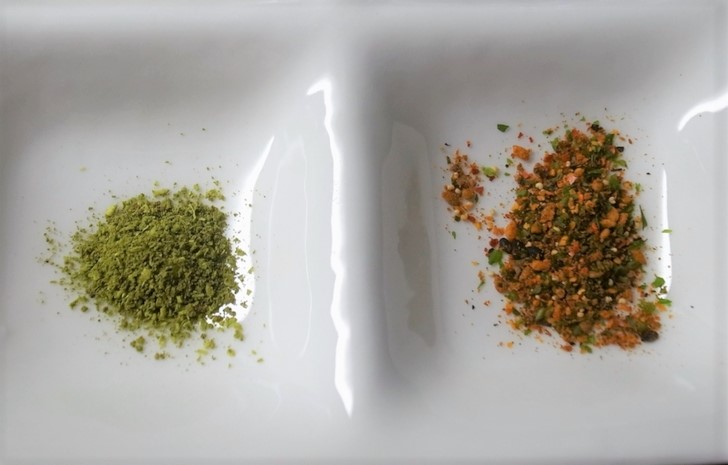 山椒（左）と七味（右）は京都では卓上調味料でよく見かけます