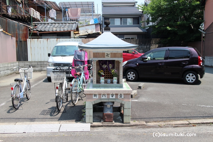 「銭湯風」祠は京都・主税町にあります