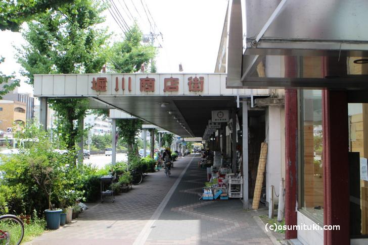 京都でもかなり広い堀川通沿いにあります