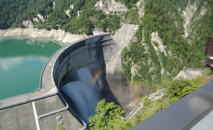 富山県「黒部ダム」の観光放水