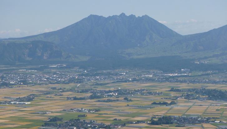 阿蘇五岳のひとつ「根子岳」が生駒さんの後ろに見えます