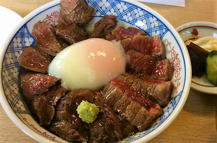 有名なのが「赤牛丼」です