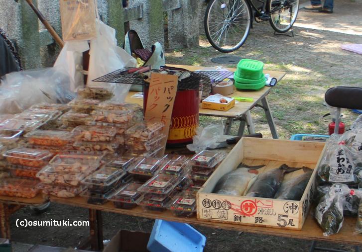 大鳥居のある参道は食べ物が多いです