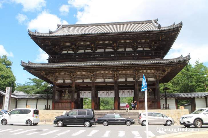 京都の仁和寺前を通っているのが「一条通」です