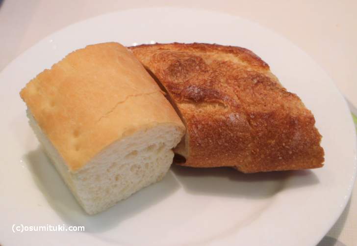 パンは2種類で温めてありました