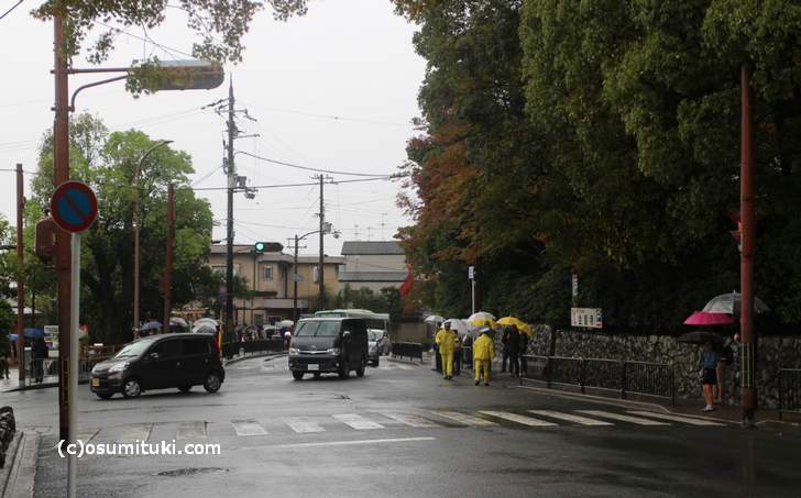 2017年10月29日昼頃の京都・金閣寺前は台風22号の影響で観光客が通常の半分以下となっています