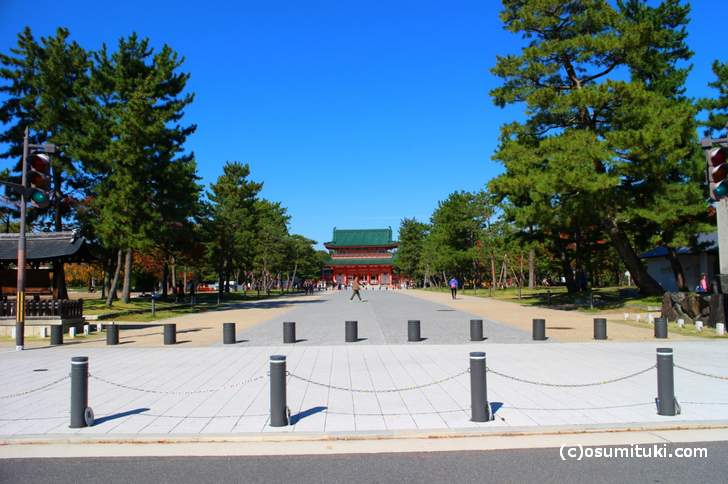 平安神宮への参道、ここは針葉樹が並ぶので紅葉はありません