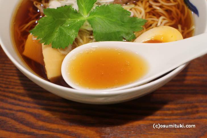 スープはほんのり甘い魚介系で和風出汁です