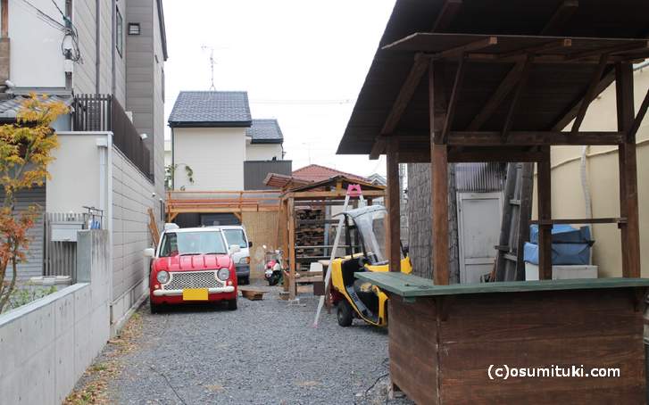 京都・金閣寺前の屋台村が準備中