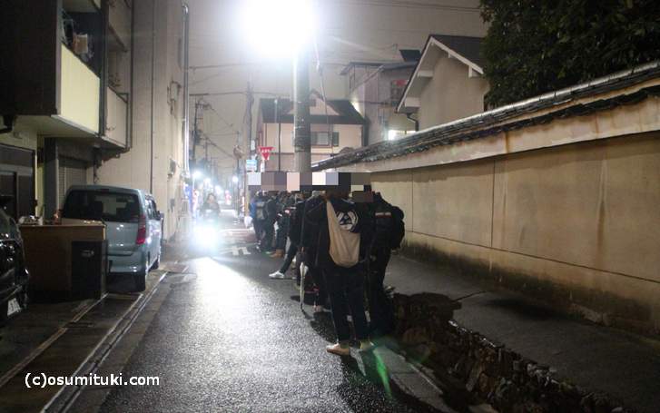 食べ終わった18:45頃、40名以上の行列ができていました