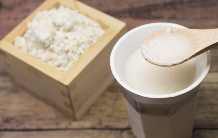麹から自分で甘酒をつくると安く栄養をとることができます