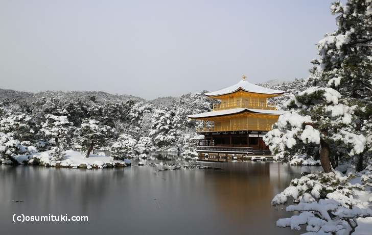 金閣のすぐ北西で雪が降るので雪の金閣寺になります（2017年1月15日撮影）